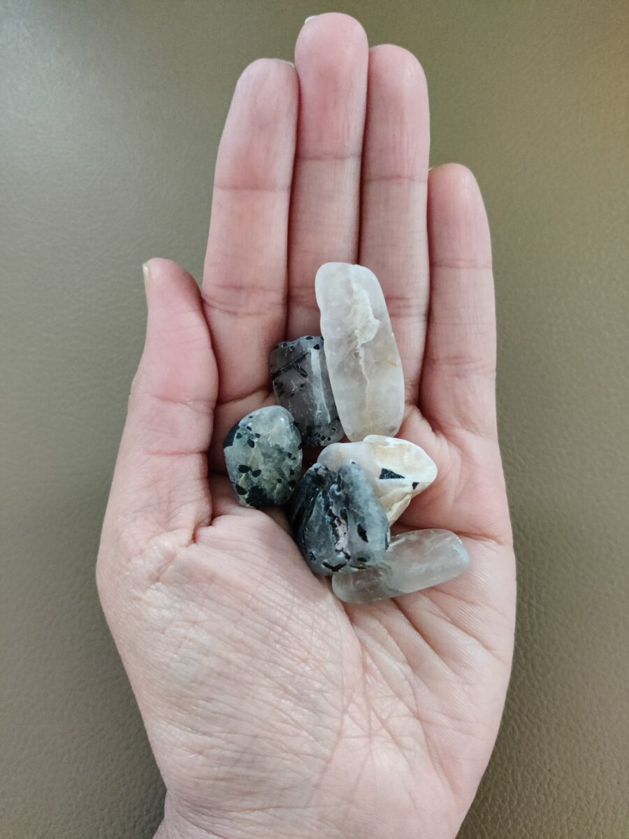 Tumble : Tourmalinated Quartz